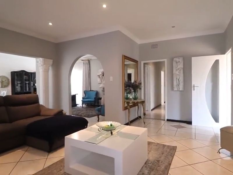 Spacious 4-Bedroom Family Home with Modern Comforts - Photo 5