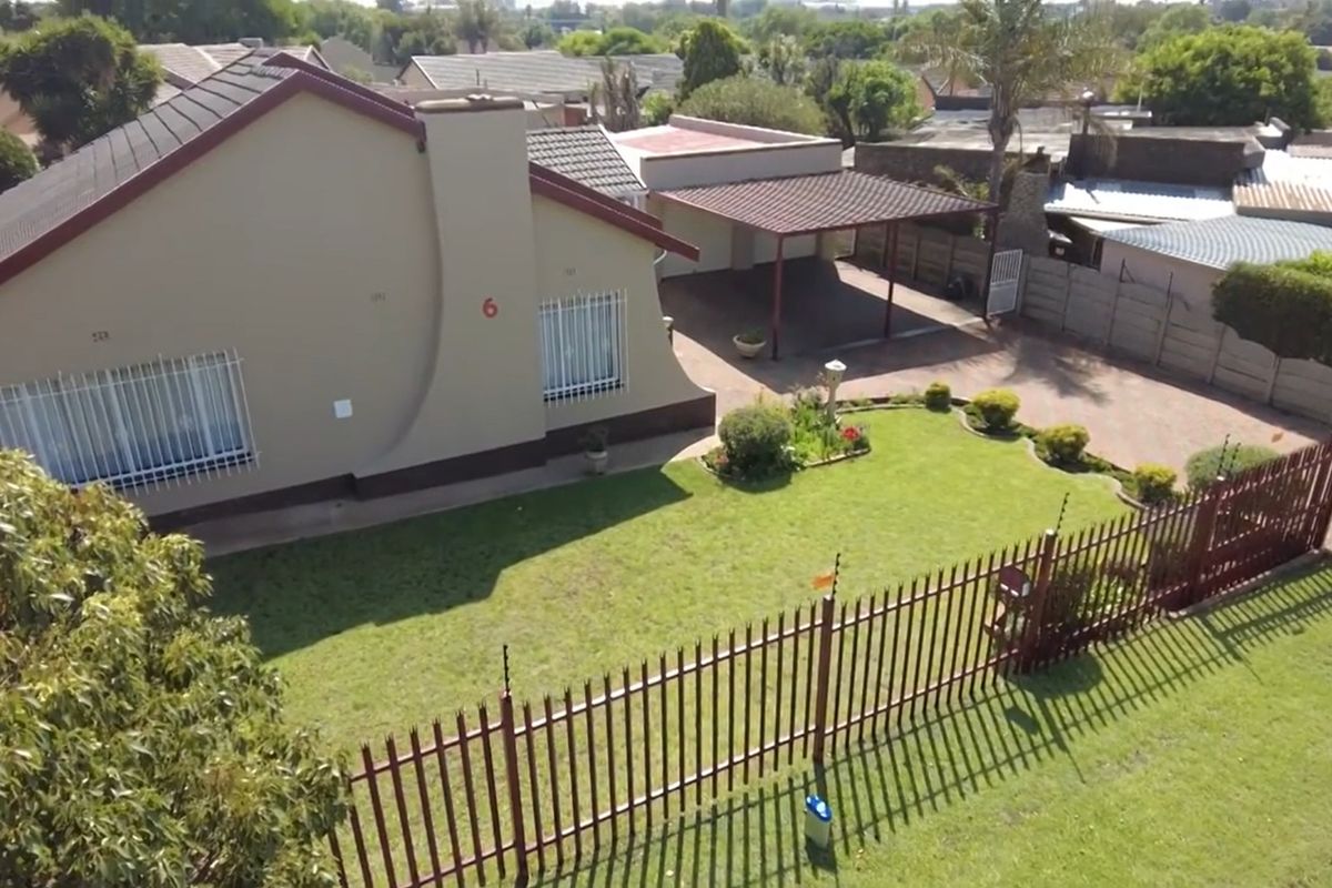 Spacious 4-Bedroom Family Home with Modern Comforts - Photo 2