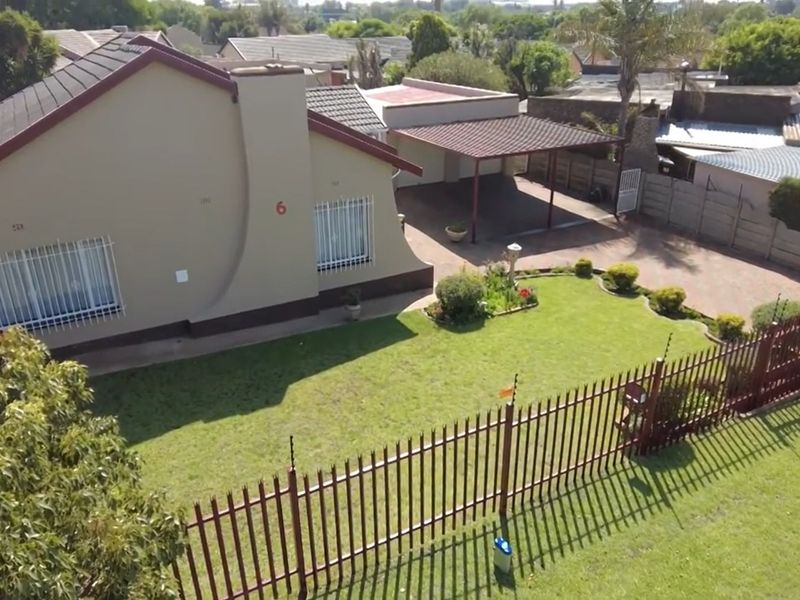 Spacious 4-Bedroom Family Home with Modern Comforts - Photo 2