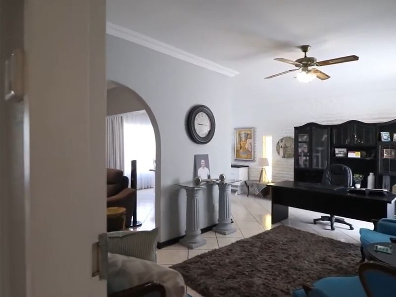 Spacious 4-Bedroom Family Home with Modern Comforts - Photo 10