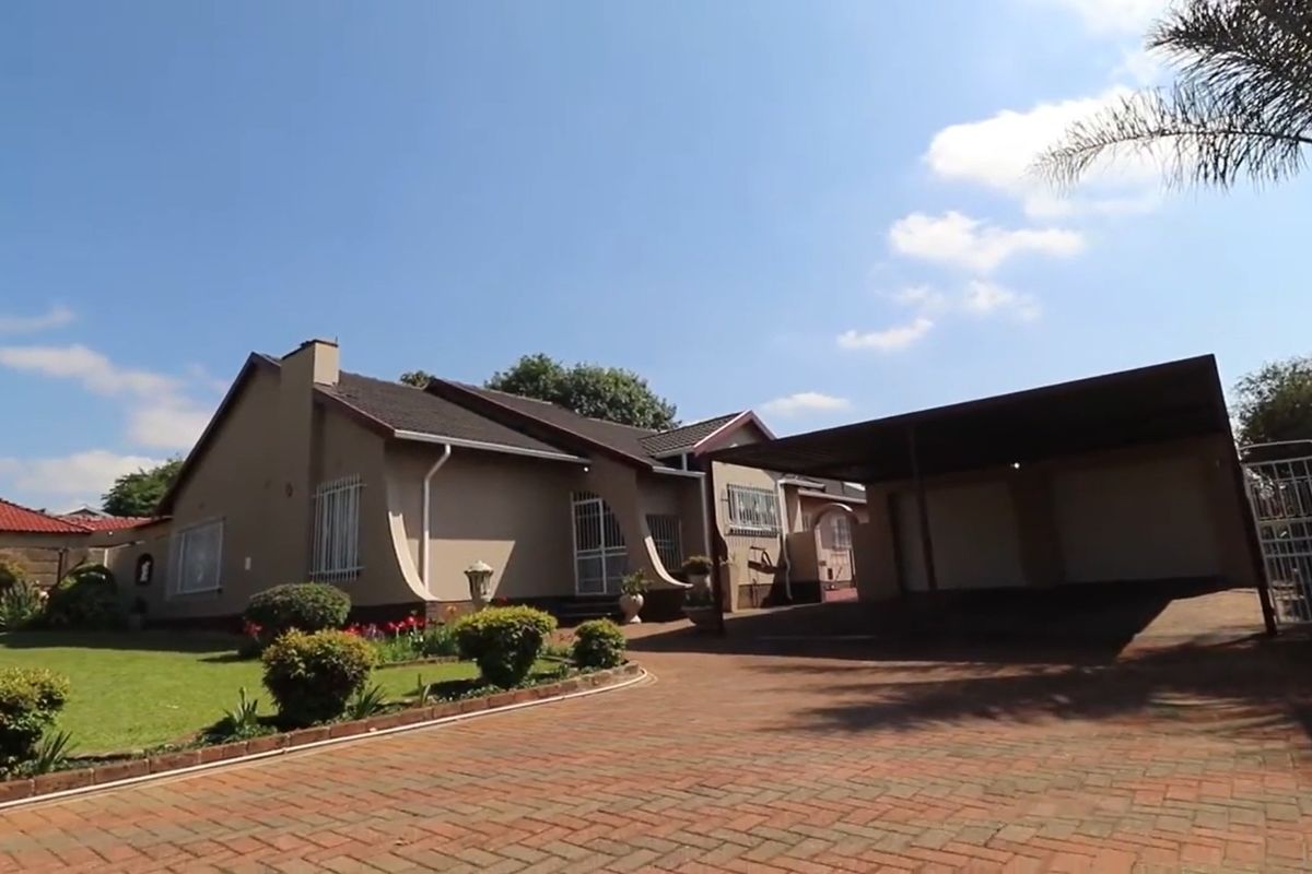 Spacious 4-Bedroom Family Home with Modern Comforts - Photo 3