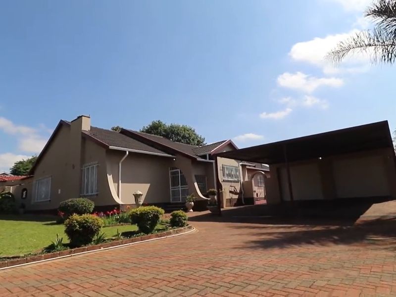 Spacious 4-Bedroom Family Home with Modern Comforts - Photo 3