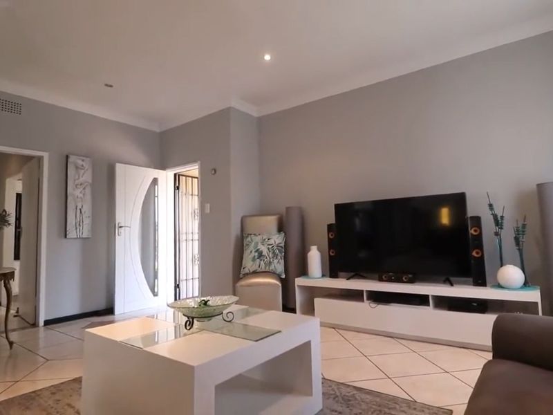 Spacious 4-Bedroom Family Home with Modern Comforts - Photo 6