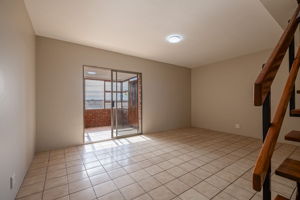 BEAUTIFULLY RENOVATED TWO BEDROOM DUPLEX - Photo 2