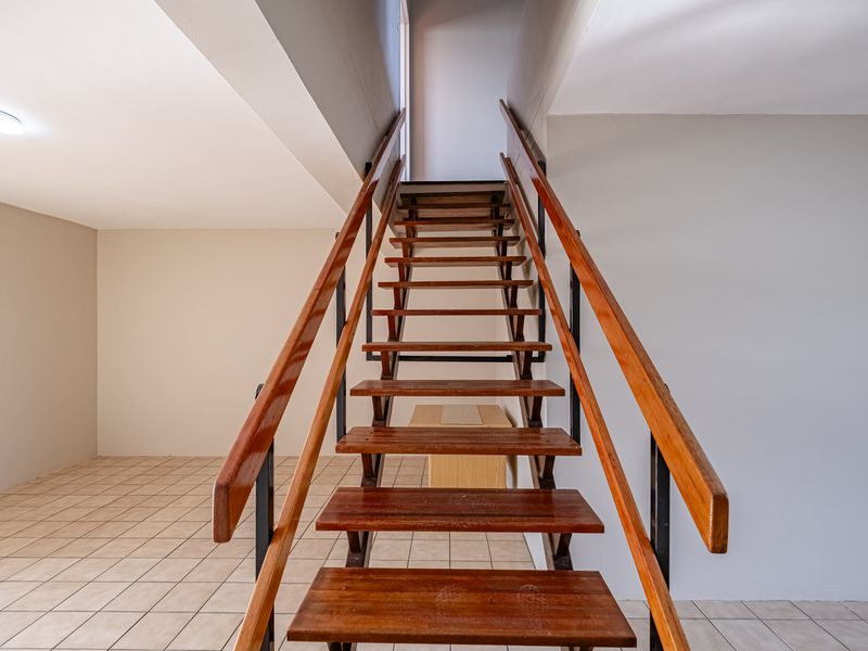 BEAUTIFULLY RENOVATED TWO BEDROOM DUPLEX - Photo 5