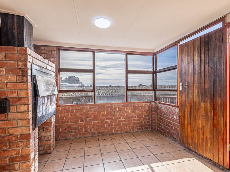 SPACIOUS TWO BEDROOM DUPLEX. MOVE-IN READY!! - Photo 1