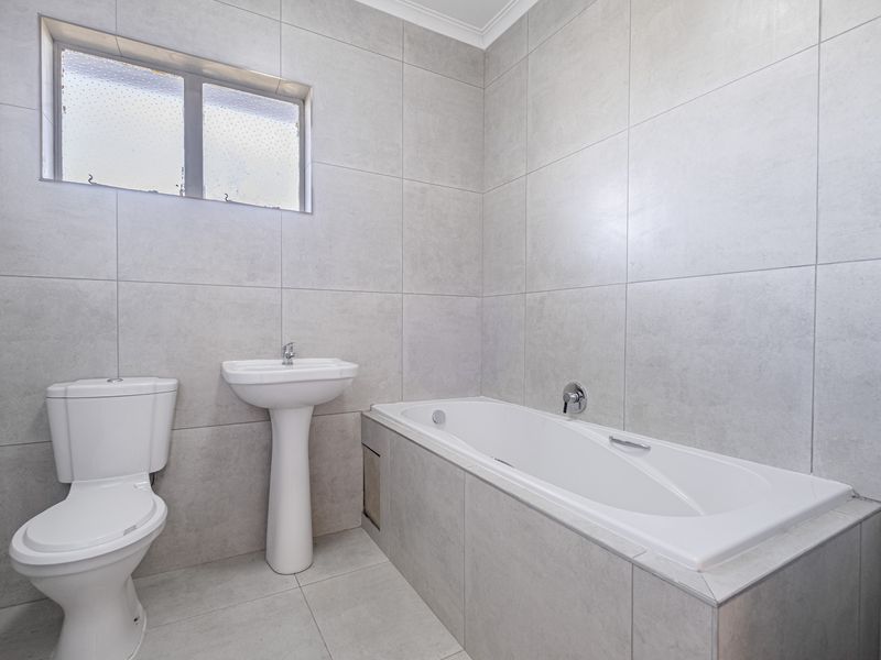 SPACIOUS TWO BEDROOM DUPLEX. MOVE-IN READY!! - Photo 5