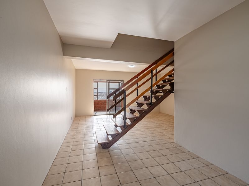 BEAUTIFULLY RENOVATED TWO BEDROOM DUPLEX - Photo 3