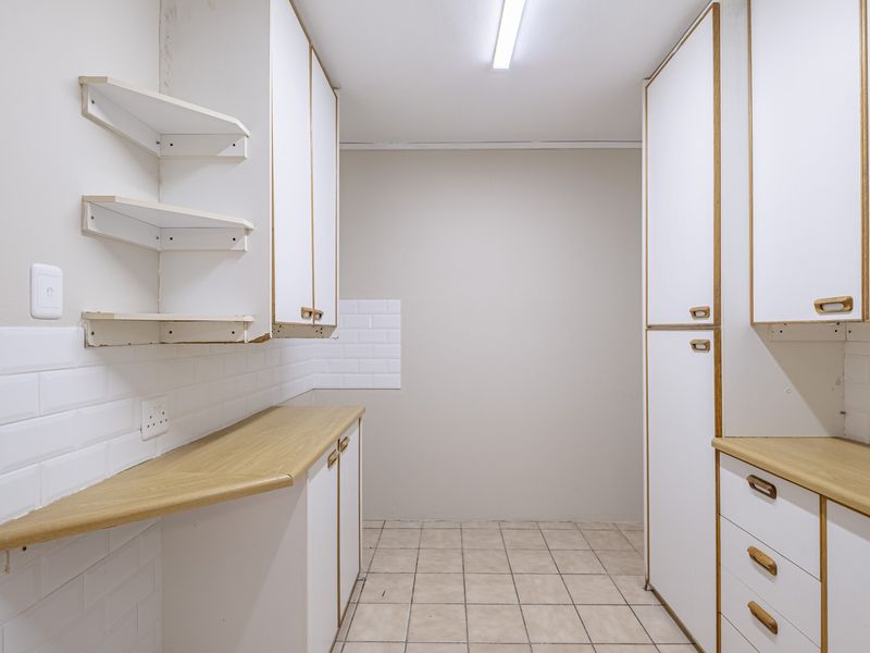 SPACIOUS TWO BEDROOM DUPLEX. MOVE-IN READY!! - Photo 3