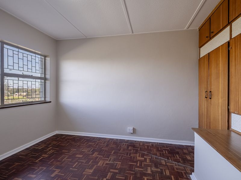 BEAUTIFULLY RENOVATED TWO BEDROOM DUPLEX - Photo 9