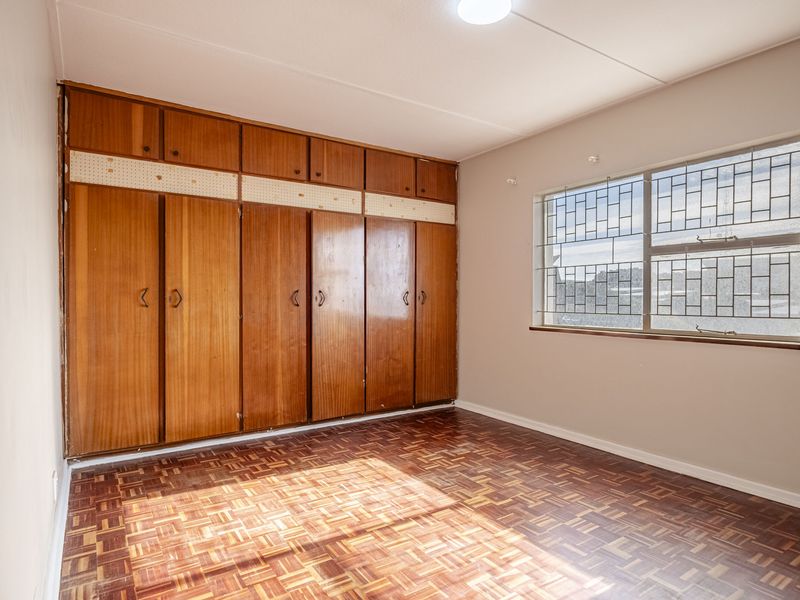 BEAUTIFULLY RENOVATED TWO BEDROOM DUPLEX - Photo 8