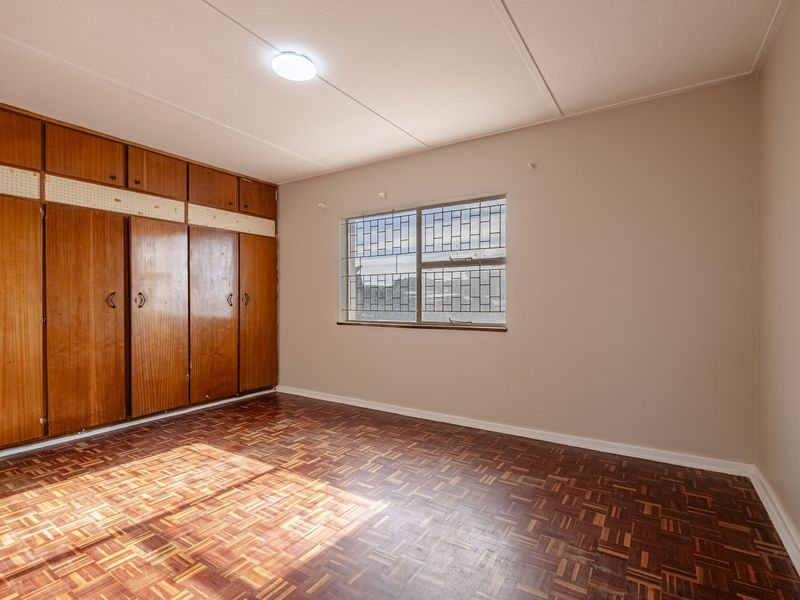 BEAUTIFULLY RENOVATED TWO BEDROOM DUPLEX - Photo 7