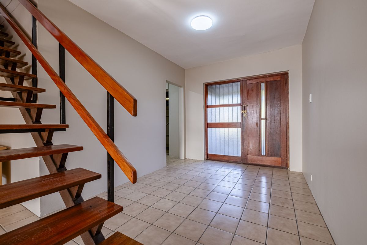 BEAUTIFULLY RENOVATED TWO BEDROOM DUPLEX - Photo 4