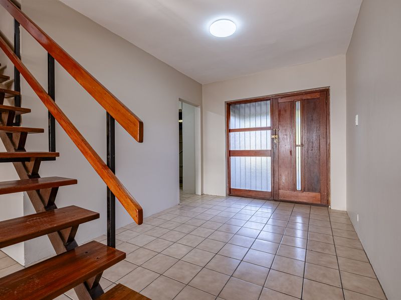BEAUTIFULLY RENOVATED TWO BEDROOM DUPLEX - Photo 4