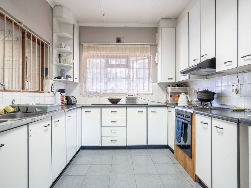 Bidding to start from R1,575mil!!  Live Auction!  On Show, by appointment,   Sat 18th April, 1-2pm - Photo 10