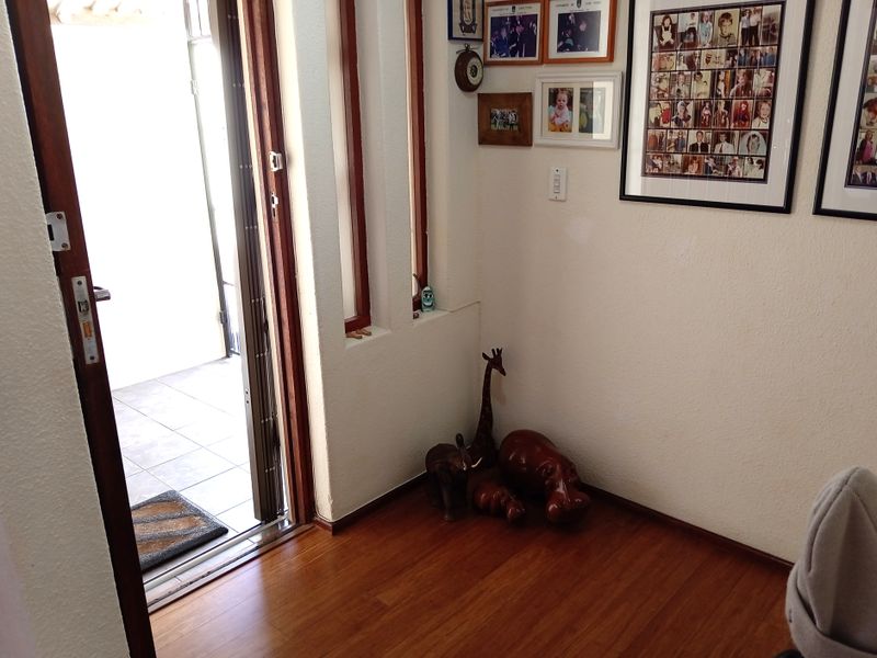 **Old Edgemead: Exceptional Security and Prime Location** - Photo 4