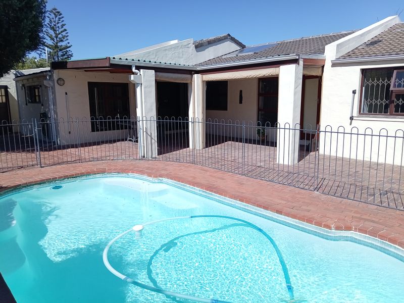 **Old Edgemead: Exceptional Security and Prime Location** - Photo 2