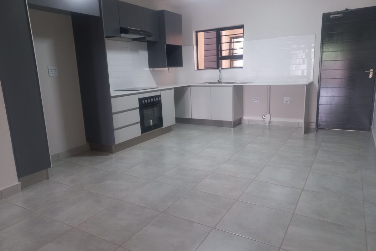 Brand New! Upmarket three bedroom apartment - Photo 2