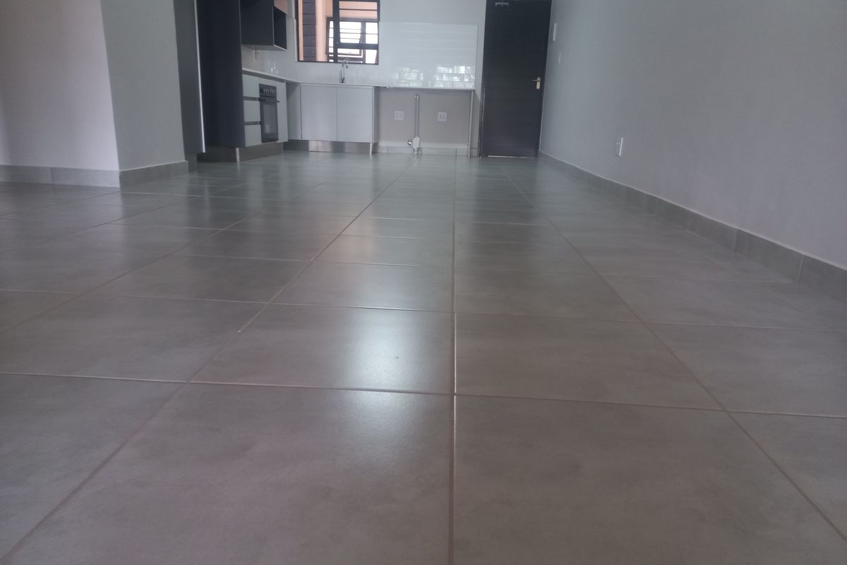 Brand New! Upmarket three bedroom apartment - Photo 4