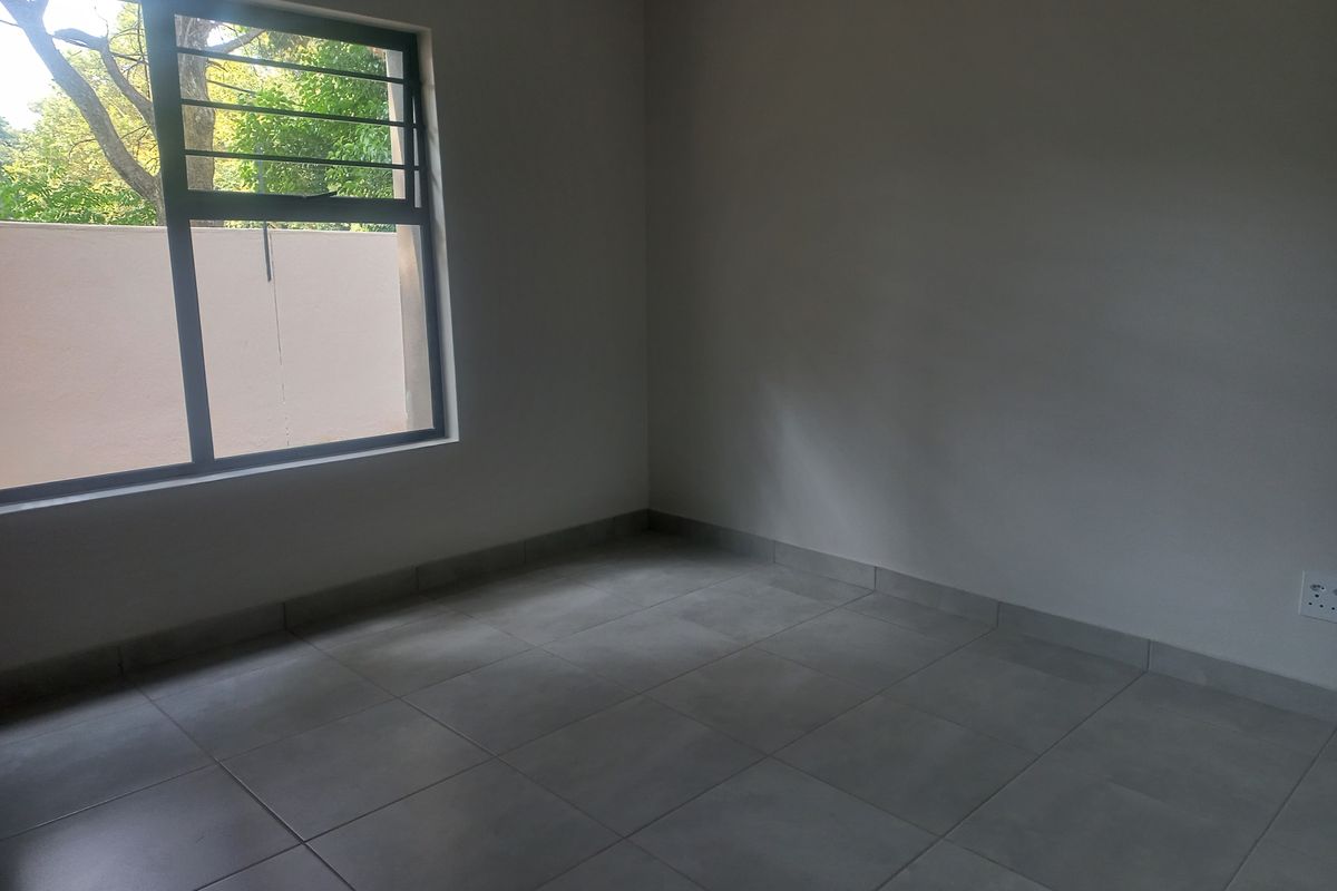 Brand New! Upmarket three bedroom apartment - Photo 5