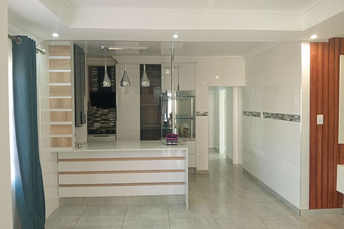 Modern living in a beautiful home - Photo 5