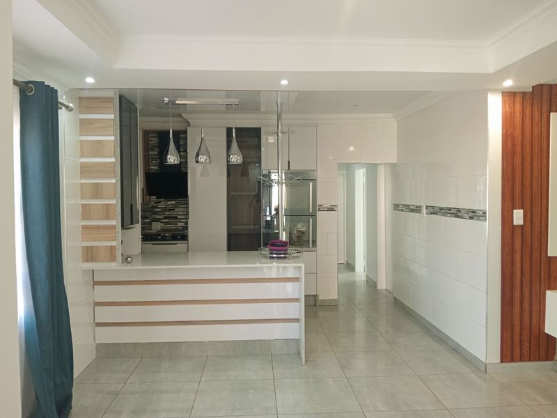 Modern living in a beautiful home - Photo 5