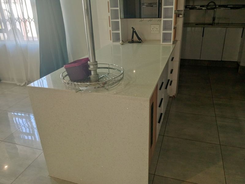 Modern living in a beautiful home - Photo 10
