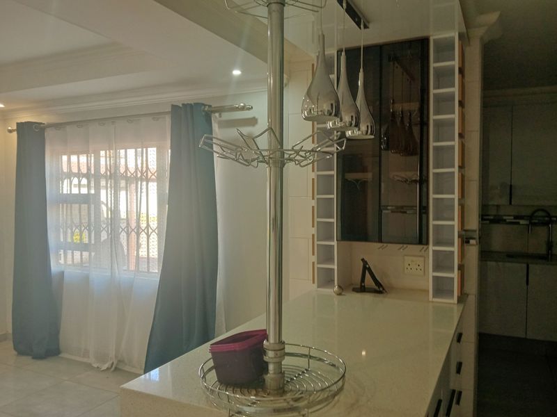 Modern living in a beautiful home - Photo 9