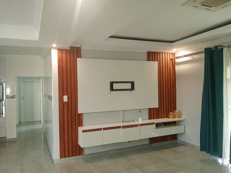 Modern living in a beautiful home - Photo 6