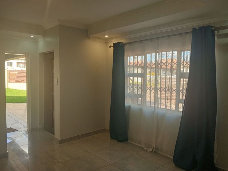 Modern living in a beautiful home - Photo 8
