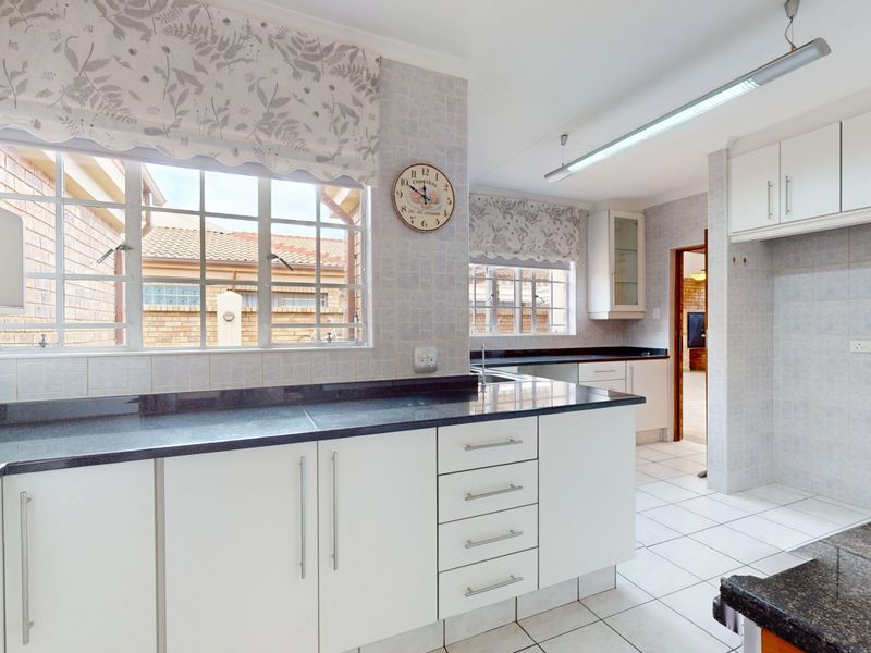 Starting to bid from R1 900 000.00! Non-Distressed Live Luxury Auction - Photo 10