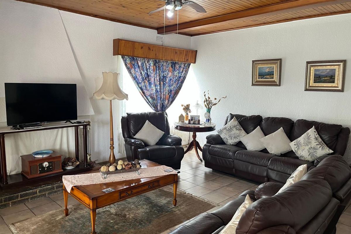 Lovely, Spacious Family Home in a Secure Boomed Area of Edenglen - Photo 5