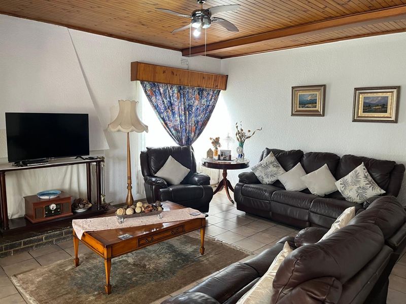 Lovely, Spacious Family Home in a Secure Boomed Area of Edenglen - Photo 5