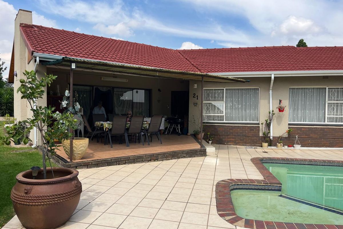 Lovely, Spacious Family Home in a Secure Boomed Area of Edenglen - Photo 2