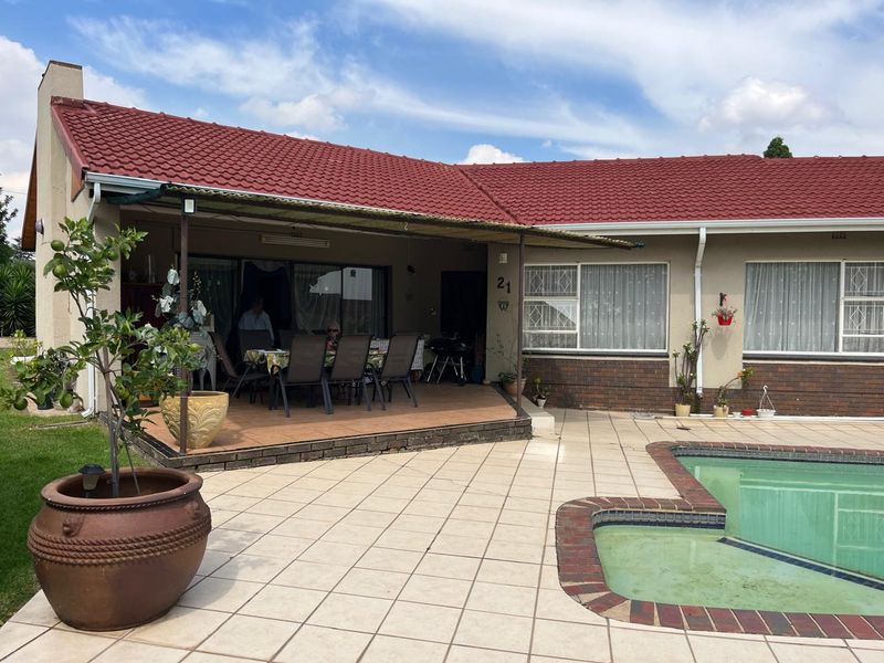 Lovely, Spacious Family Home in a Secure Boomed Area of Edenglen - Photo 2