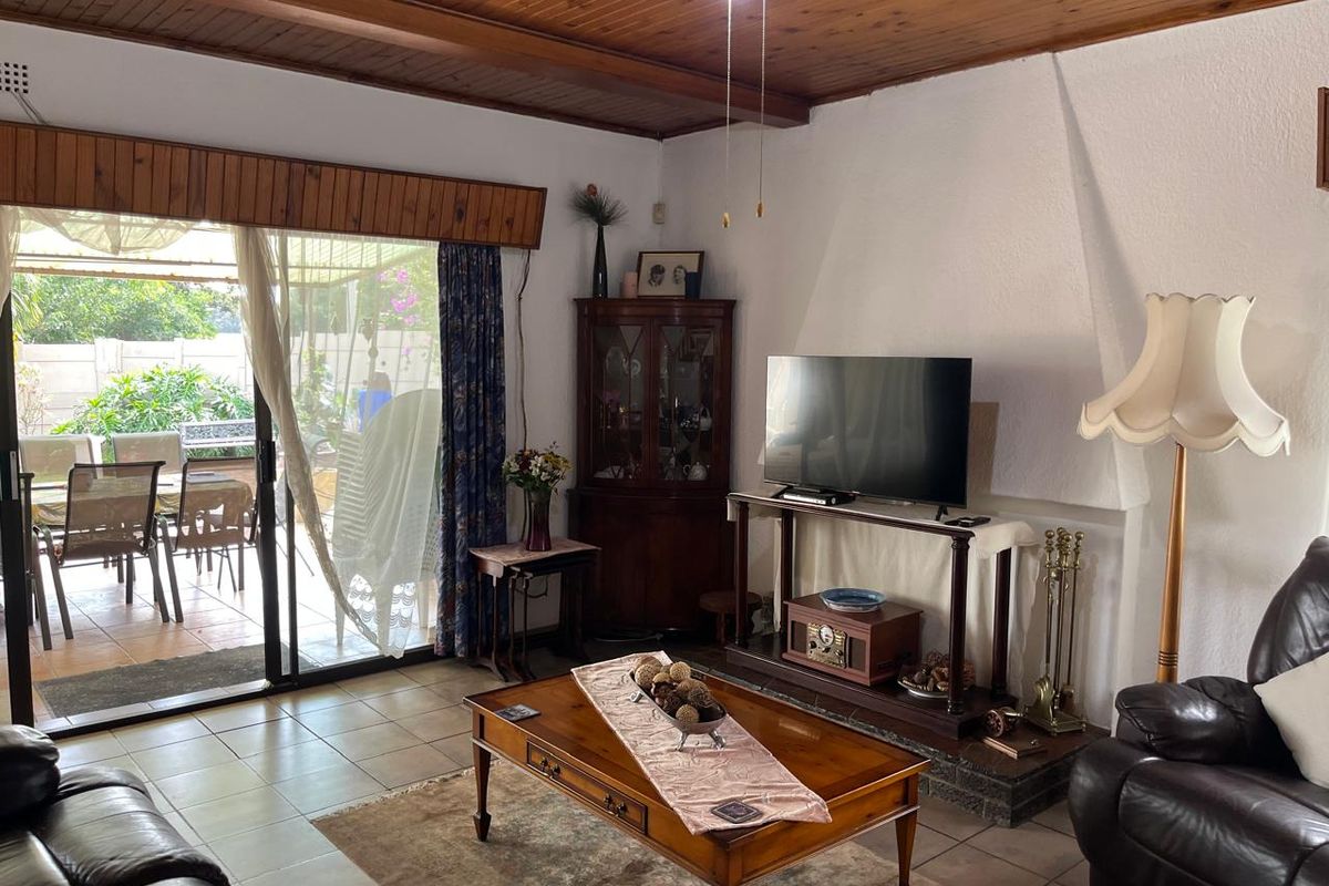 Lovely, Spacious Family Home in a Secure Boomed Area of Edenglen - Photo 4