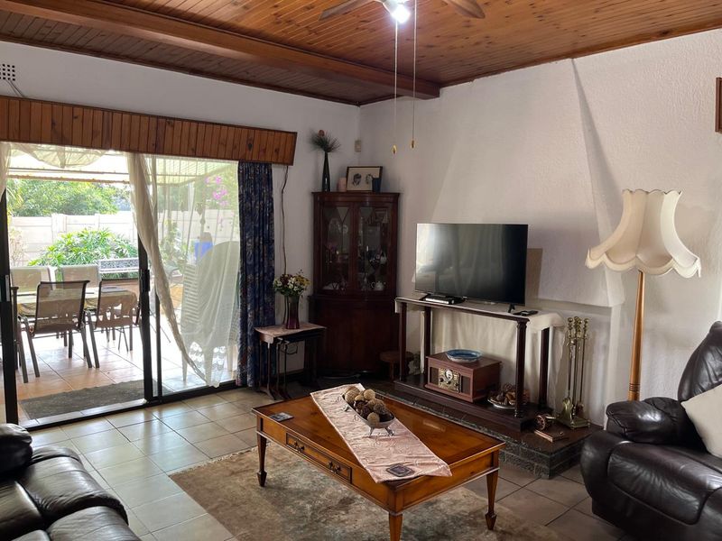 Lovely, Spacious Family Home in a Secure Boomed Area of Edenglen - Photo 4