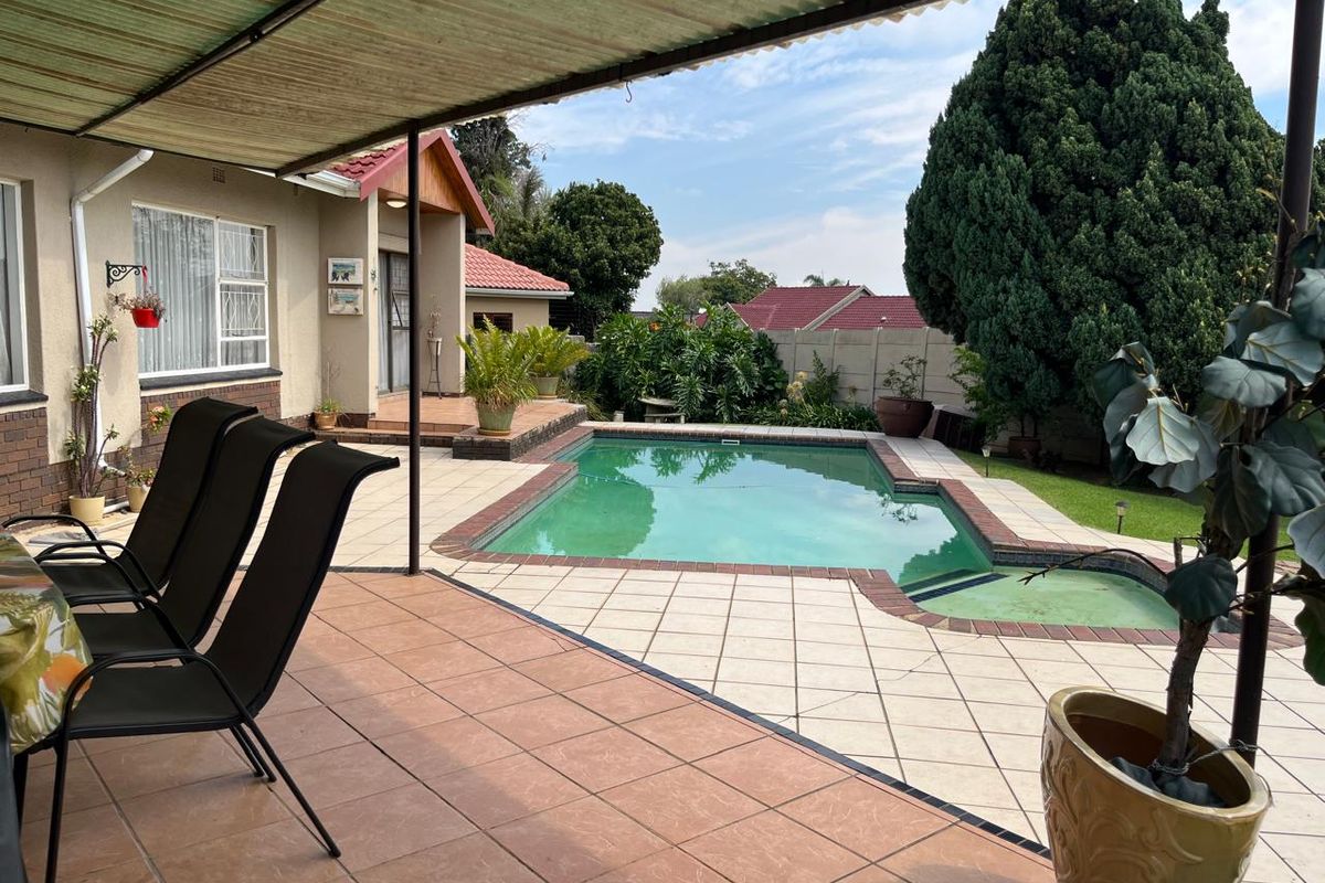 Lovely, Spacious Family Home in a Secure Boomed Area of Edenglen - Photo 3