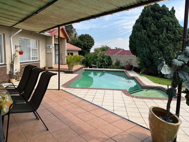 Lovely, Spacious Family Home in a Secure Boomed Area of Edenglen - Photo 3