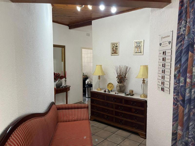 Lovely, Spacious Family Home in a Secure Boomed Area of Edenglen - Photo 7