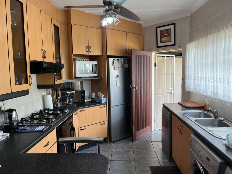 Lovely, Spacious Family Home in a Secure Boomed Area of Edenglen - Photo 10