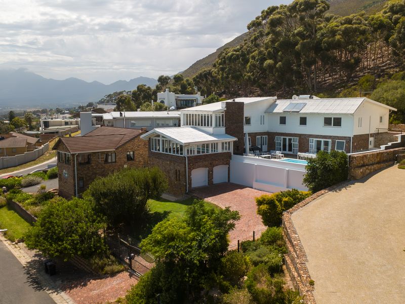 Elevated Ocean Living: Short-Term Coastal Retreat - Photo 3