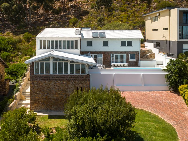 Elevated Ocean Living: Short-Term Coastal Retreat - Photo 4