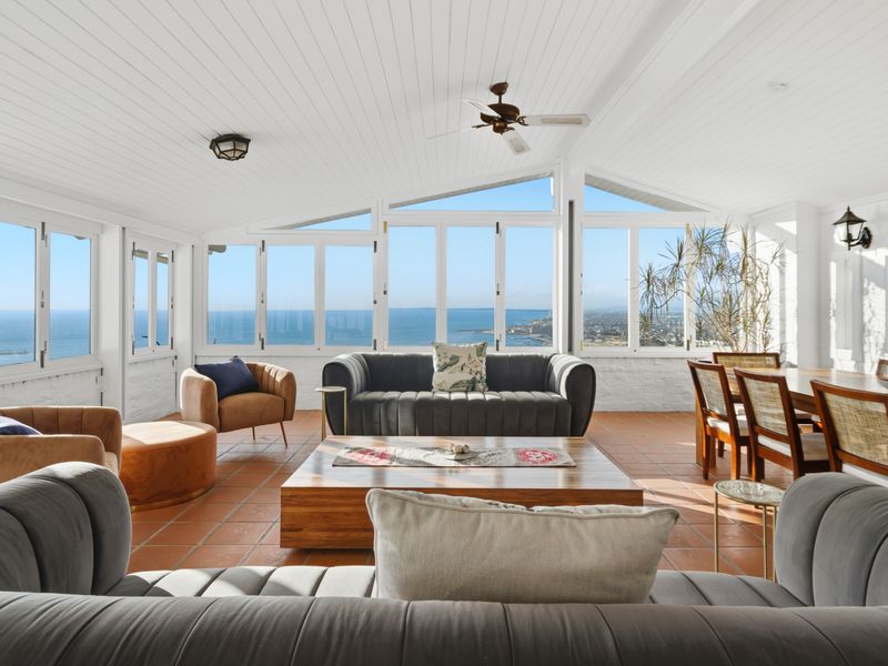 Elevated Ocean Living: Short-Term Coastal Retreat - Photo 5