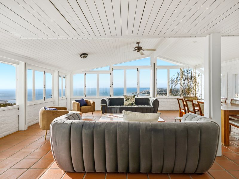 Elevated Ocean Living: Short-Term Coastal Retreat - Photo 8