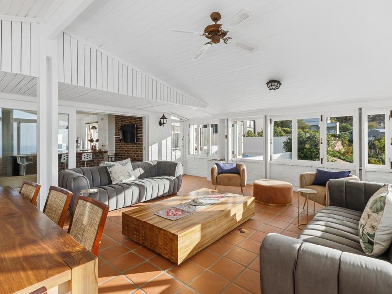 Elevated Ocean Living: Short-Term Coastal Retreat - Photo 7