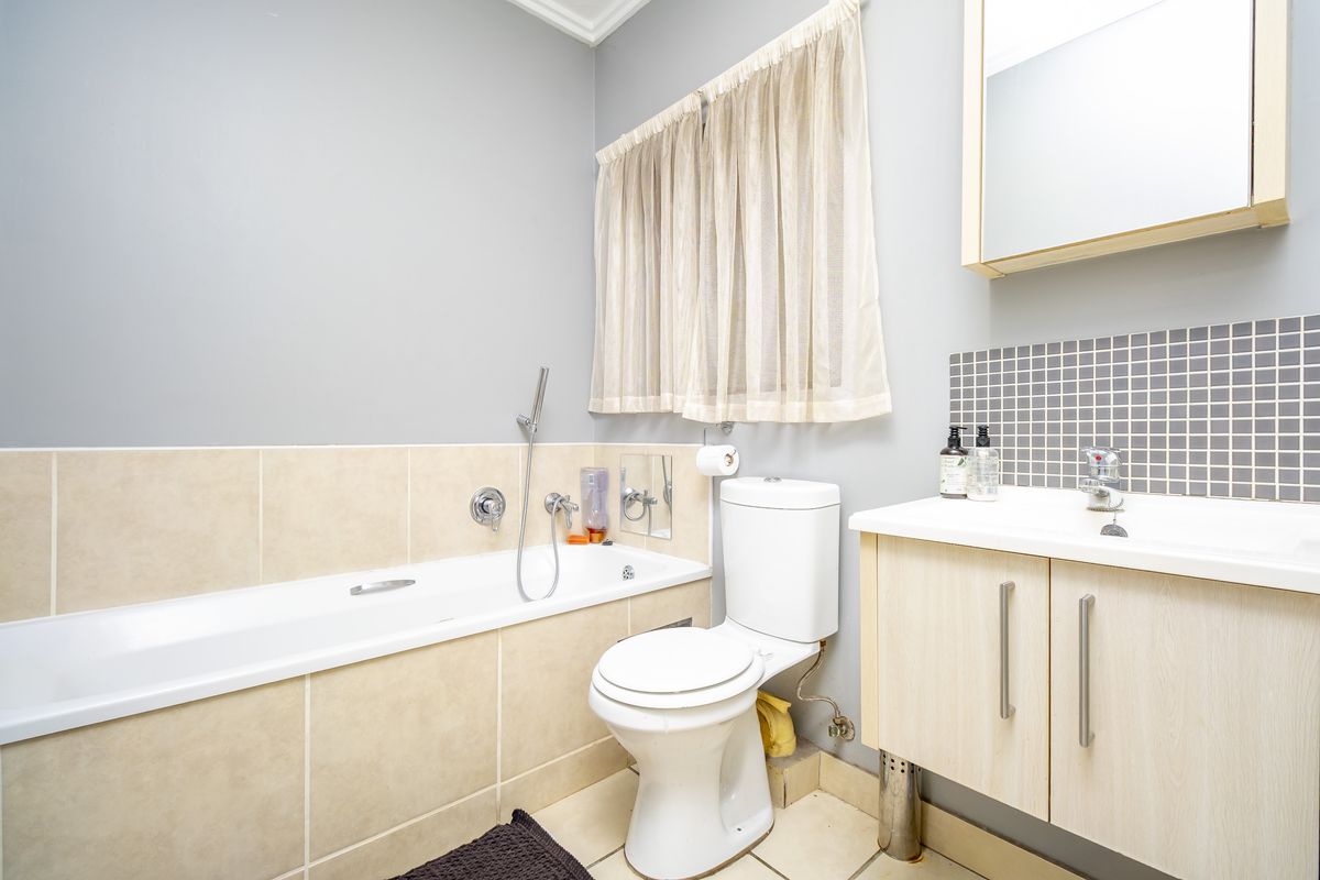 Garden apartment in Sunset Boulevard, Lonehill - Photo 5