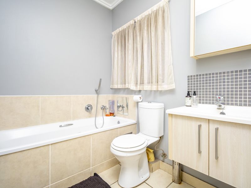 Garden apartment in Sunset Boulevard, Lonehill - Photo 5