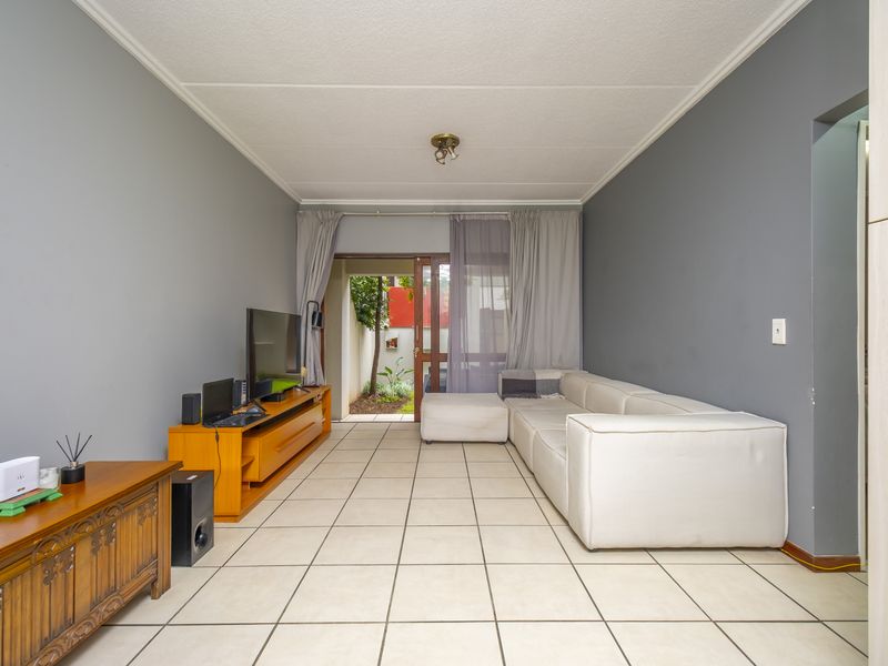 Garden apartment in Sunset Boulevard, Lonehill - Photo 9