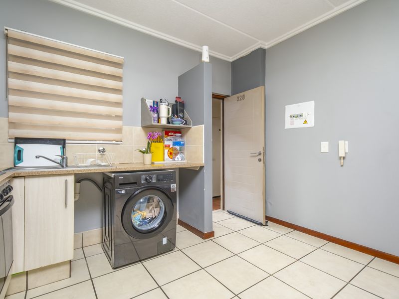 Garden apartment in Sunset Boulevard, Lonehill - Photo 8